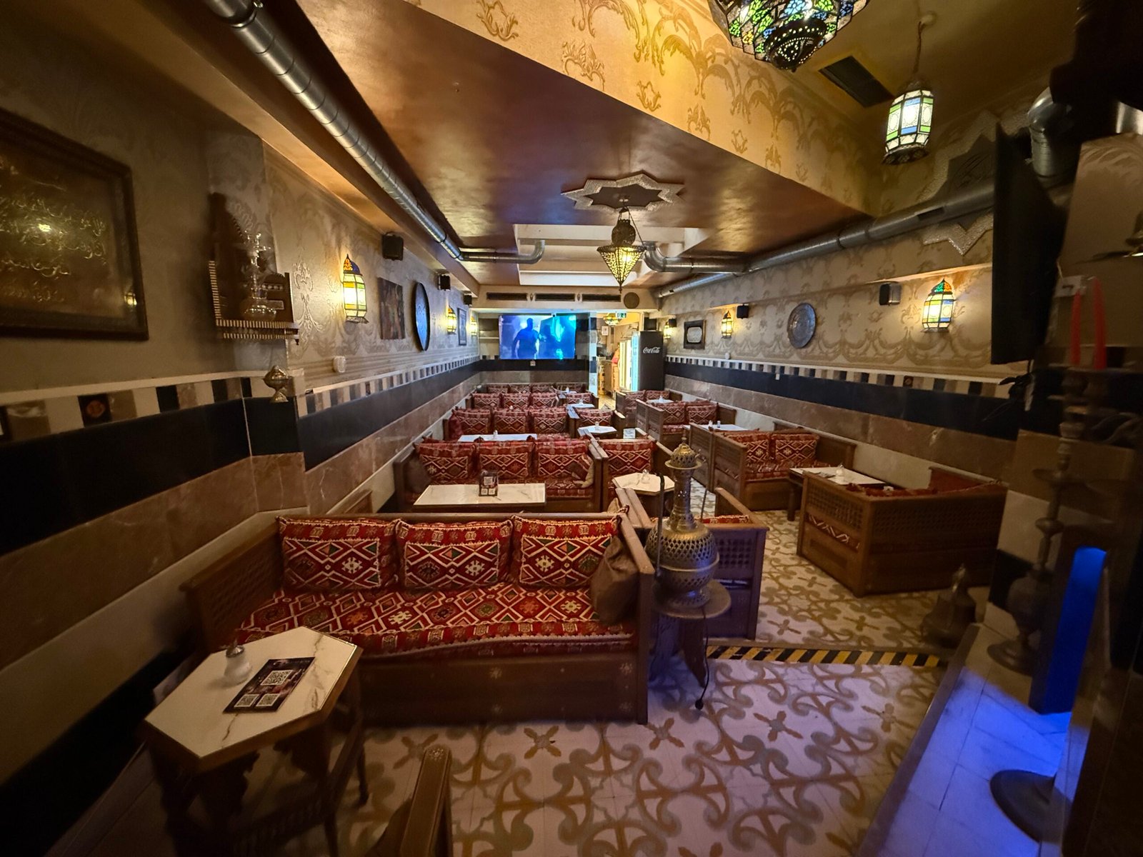 Orientalisch eingerichteter Innenraum der Layali Lounge in Bonn