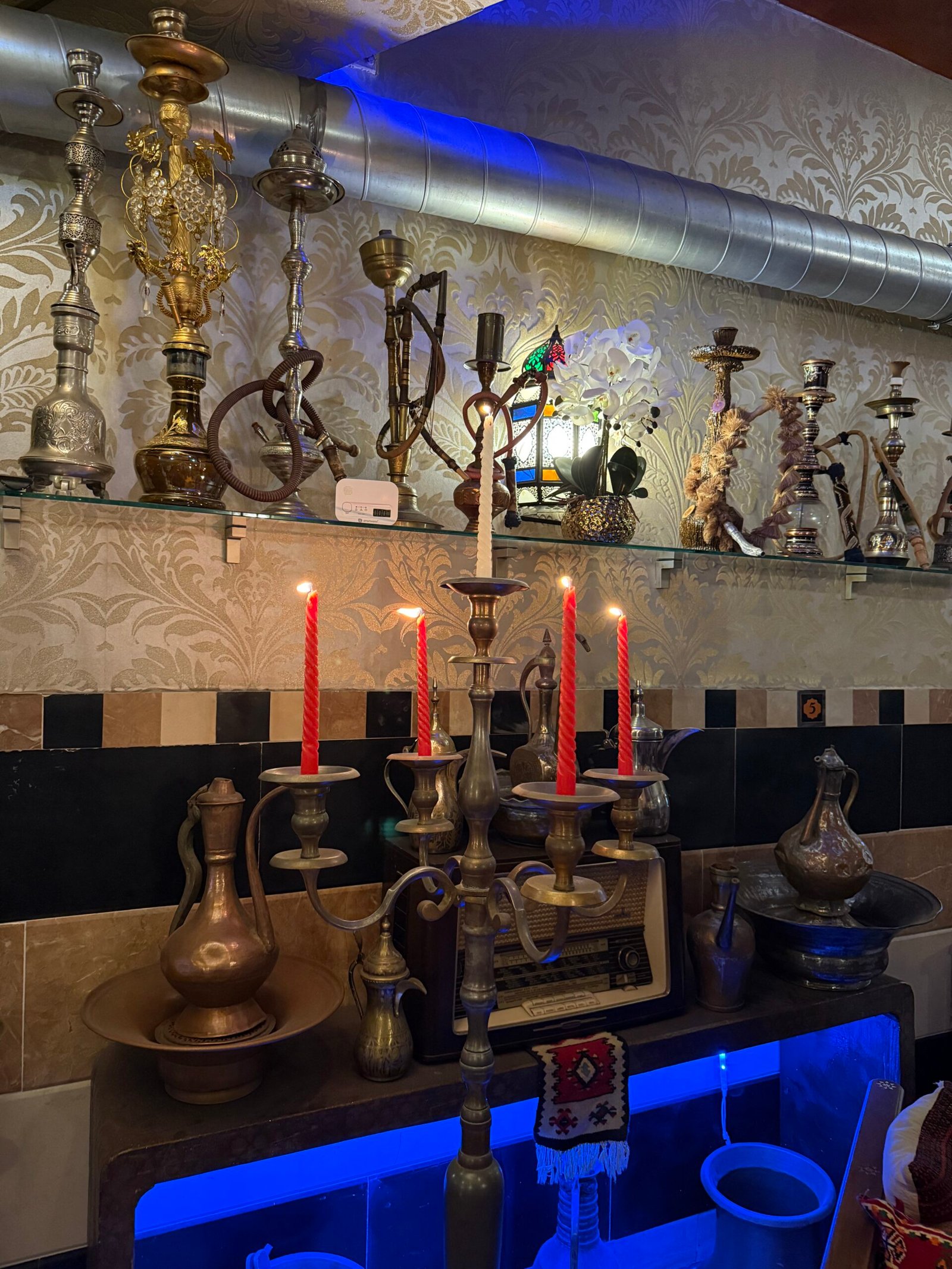 Orientalische Mezze und Getränke auf dem Tisch