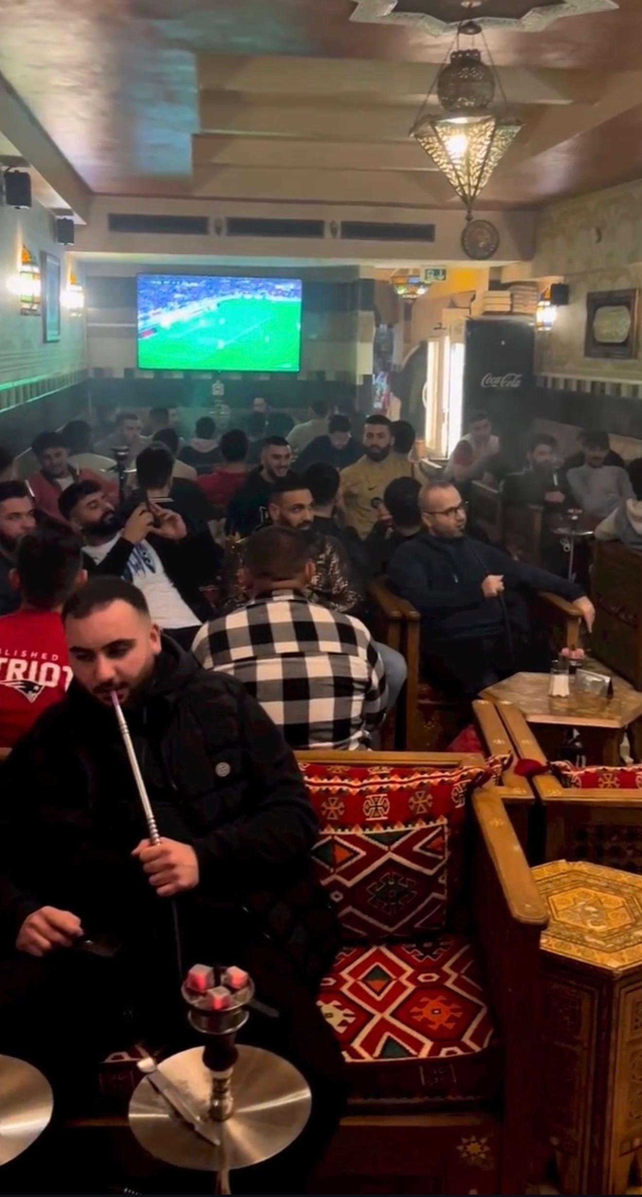 Vorbereitete Shisha am Tisch