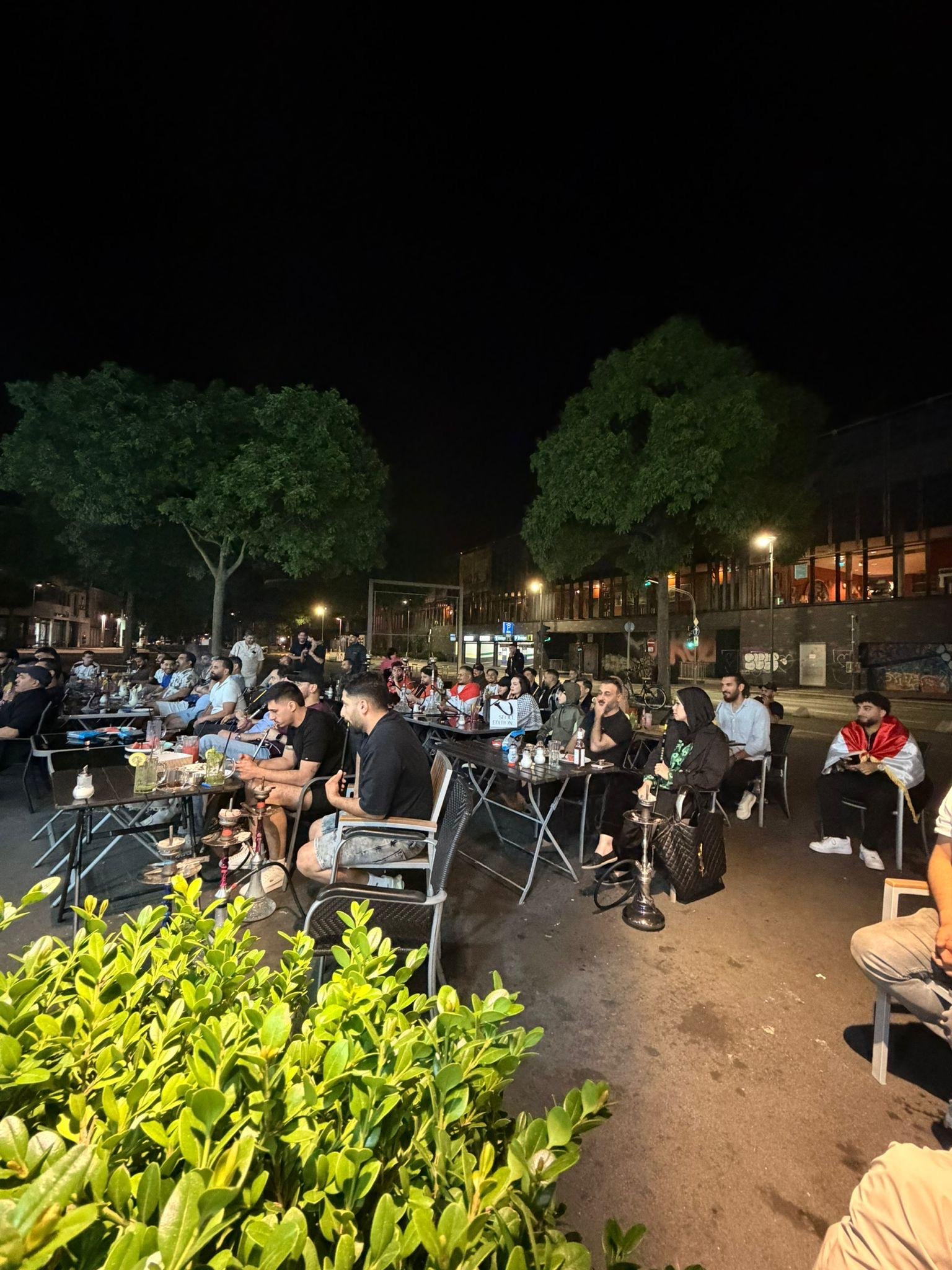 Hauptraum der Layali Lounge mit warmem Licht